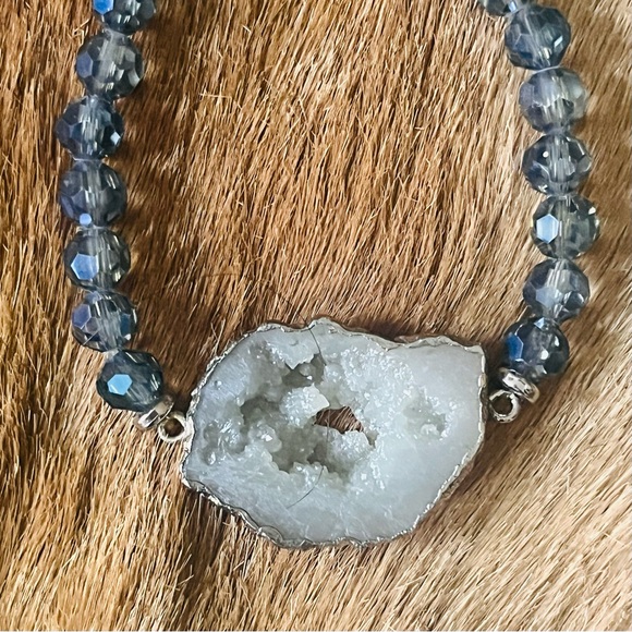 ๐ blue agate crystal elasticize bracelet with shimmering beads - Picture 9 of 12